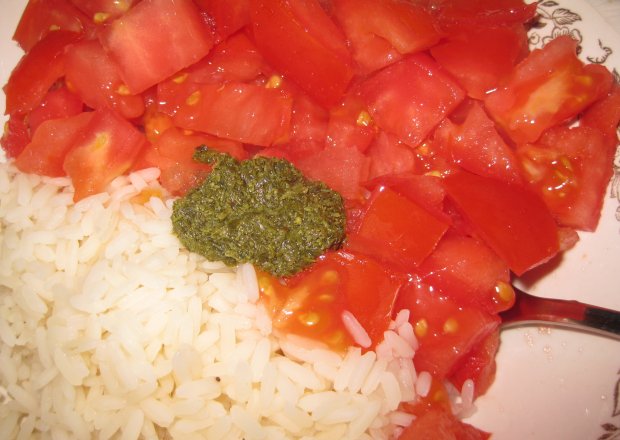 Fotografia przedstawiająca ryż z pesto i świeżymi pomidorami