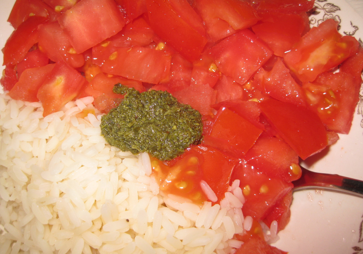 ryż z pesto i świeżymi pomidorami foto