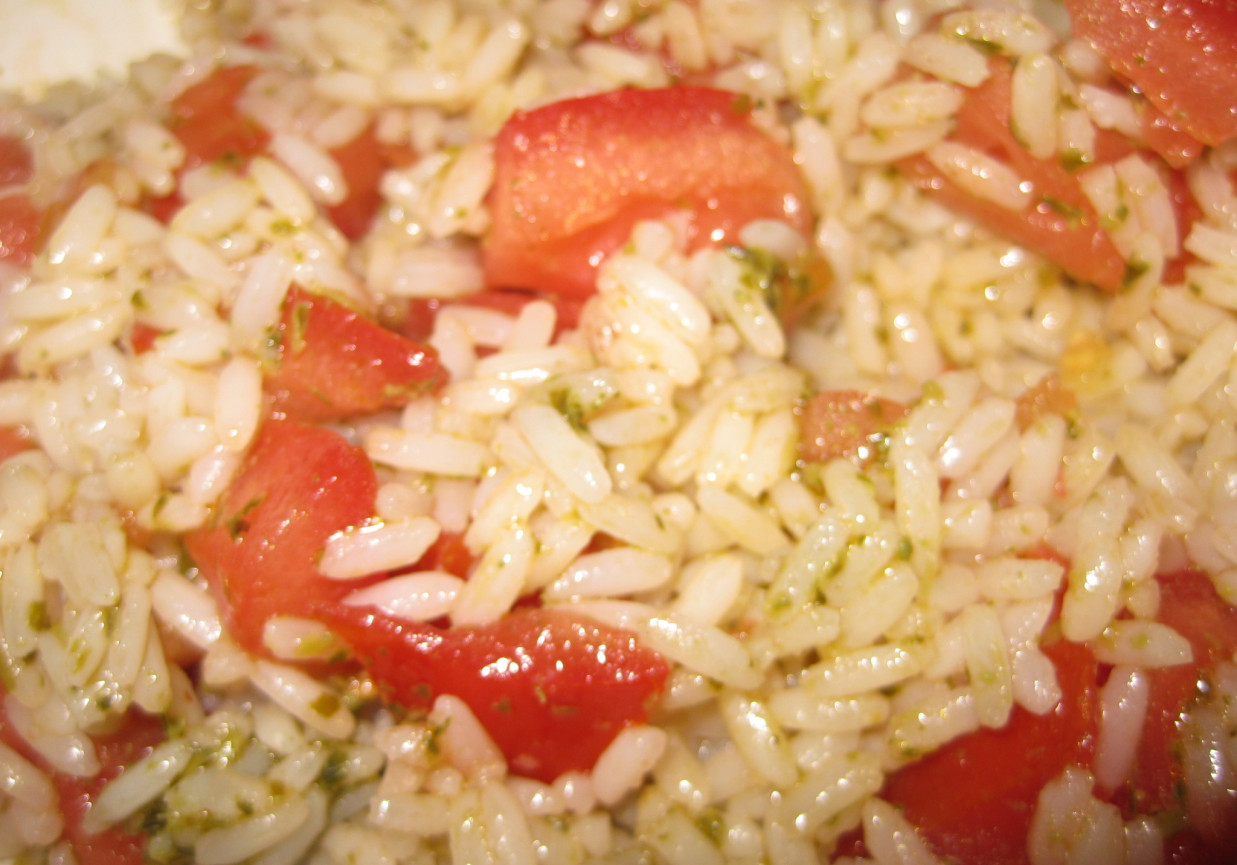 ryż z pesto i świeżymi pomidorami foto