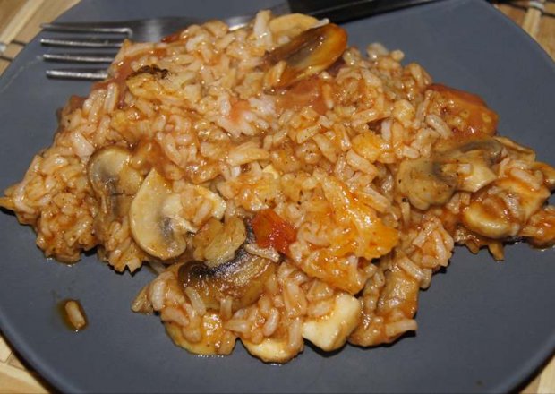 Fotografia przedstawiająca Ryż z pieczarkami, cebulką, papryką i keczupem