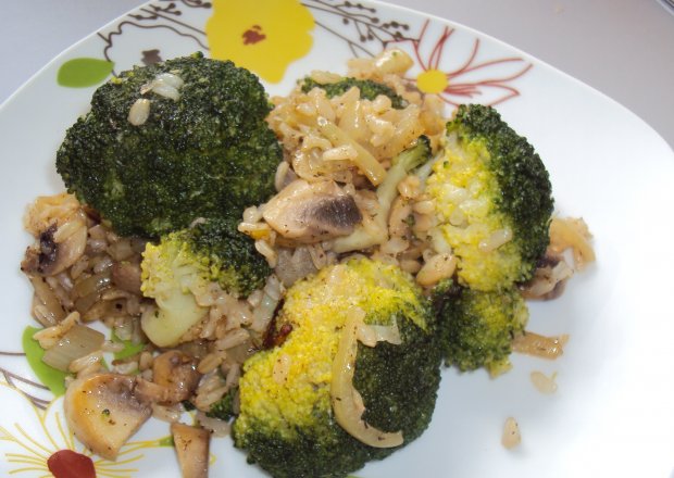 Fotografia przedstawiająca Ryż z pieczarkami i brokułem
