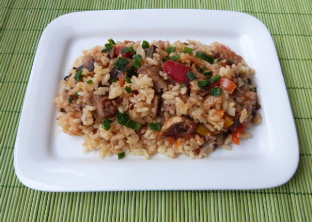 Fotografia przedstawiająca Ryż z pieczarkami i warzywami