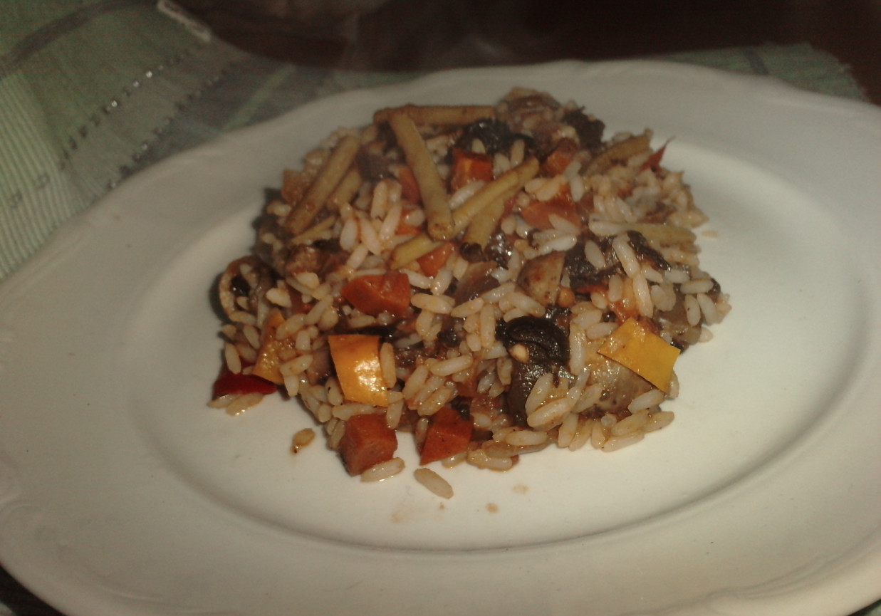 Ryż z pieczarkami, papryką i fasolką. foto