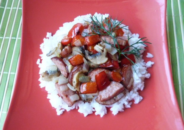 Fotografia przedstawiająca Ryż z pieczarkami, papryką i kiełbasą