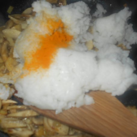 Krok 4 - Ryż z pieczarkami zapiekany z jajkami foto