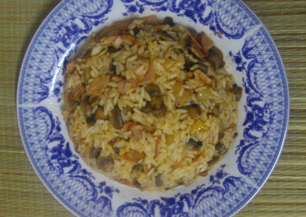 Fotografia przedstawiająca ryż z pieczarkami