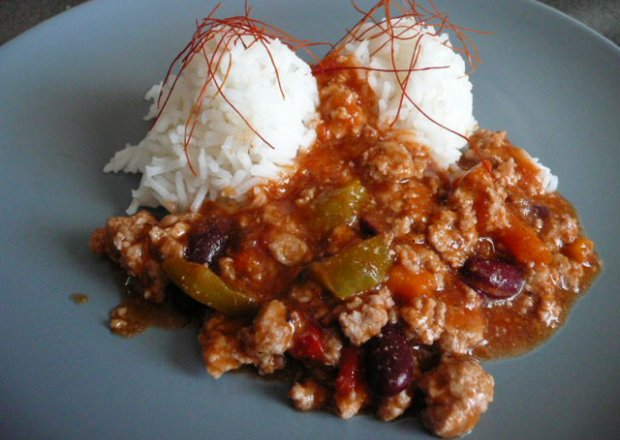 Fotografia przedstawiająca Ryż z pikantnym sosem i z mięsem