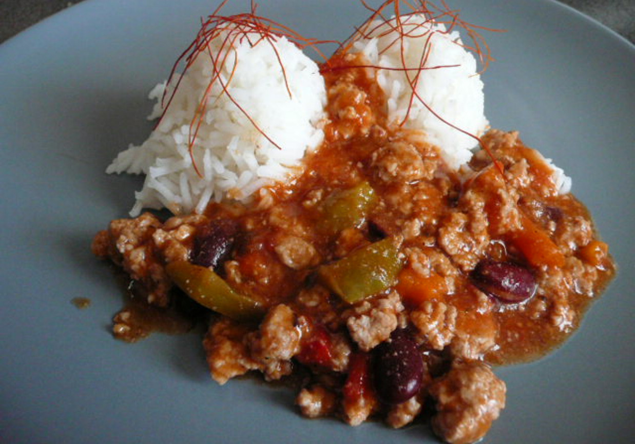 Ryż z pikantnym sosem i z mięsem foto