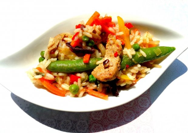 Fotografia przedstawiająca Ryż z polędwiczką i warzywami