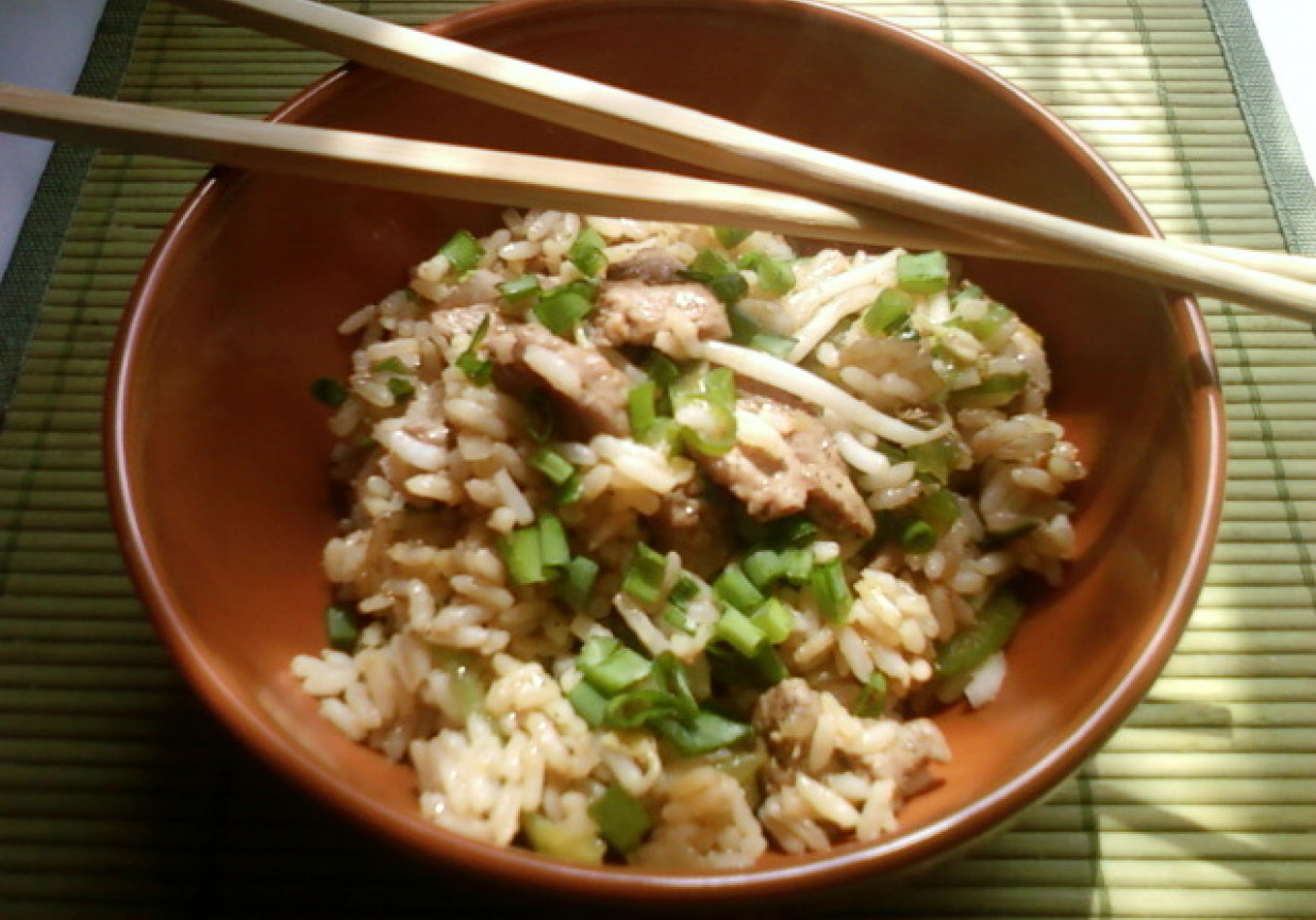 Ryż z polędwiczką wieprzową, papryką i kiełkami fasoli mung foto