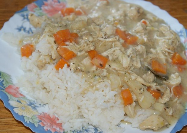 Fotografia przedstawiająca Ryż z potrawką z piersi kurczaka