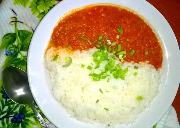 Fotografia przedstawiająca Ryż z prostym sosem pomidorowym