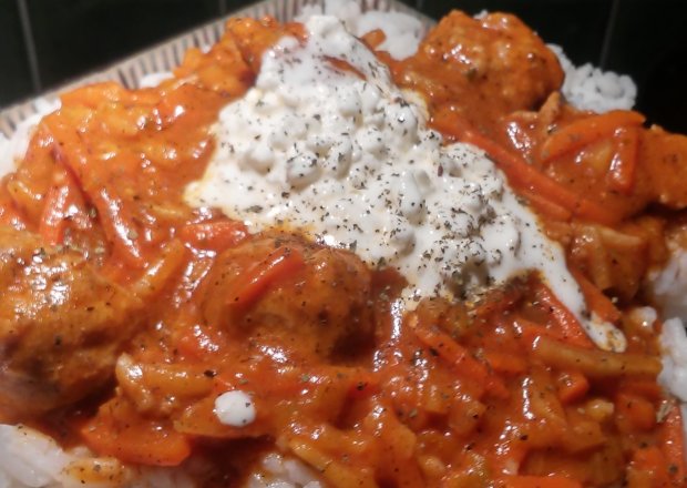 Fotografia przedstawiająca Ryż z pulpetami w sosie pomidorowym