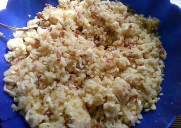 Fotografia przedstawiająca Ryż z salami i jajkiem