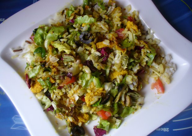 Fotografia przedstawiająca Ryż  z sałatą , kurczakiem , oliwkami i pomidorem