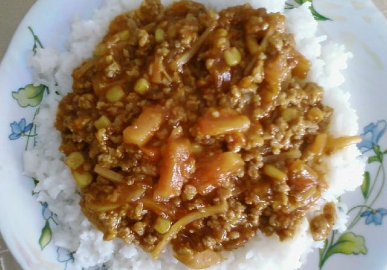Ryż z sosem chińskim. foto