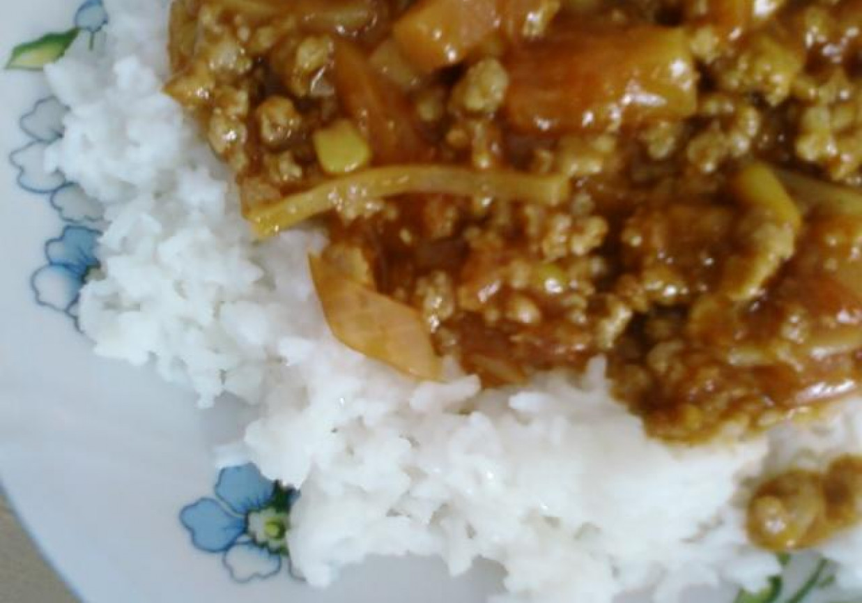 Ryż z sosem chińskim. foto