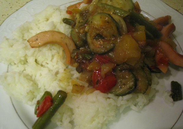 Fotografia przedstawiająca Ryż z sosem cukiniowo-warzywnym