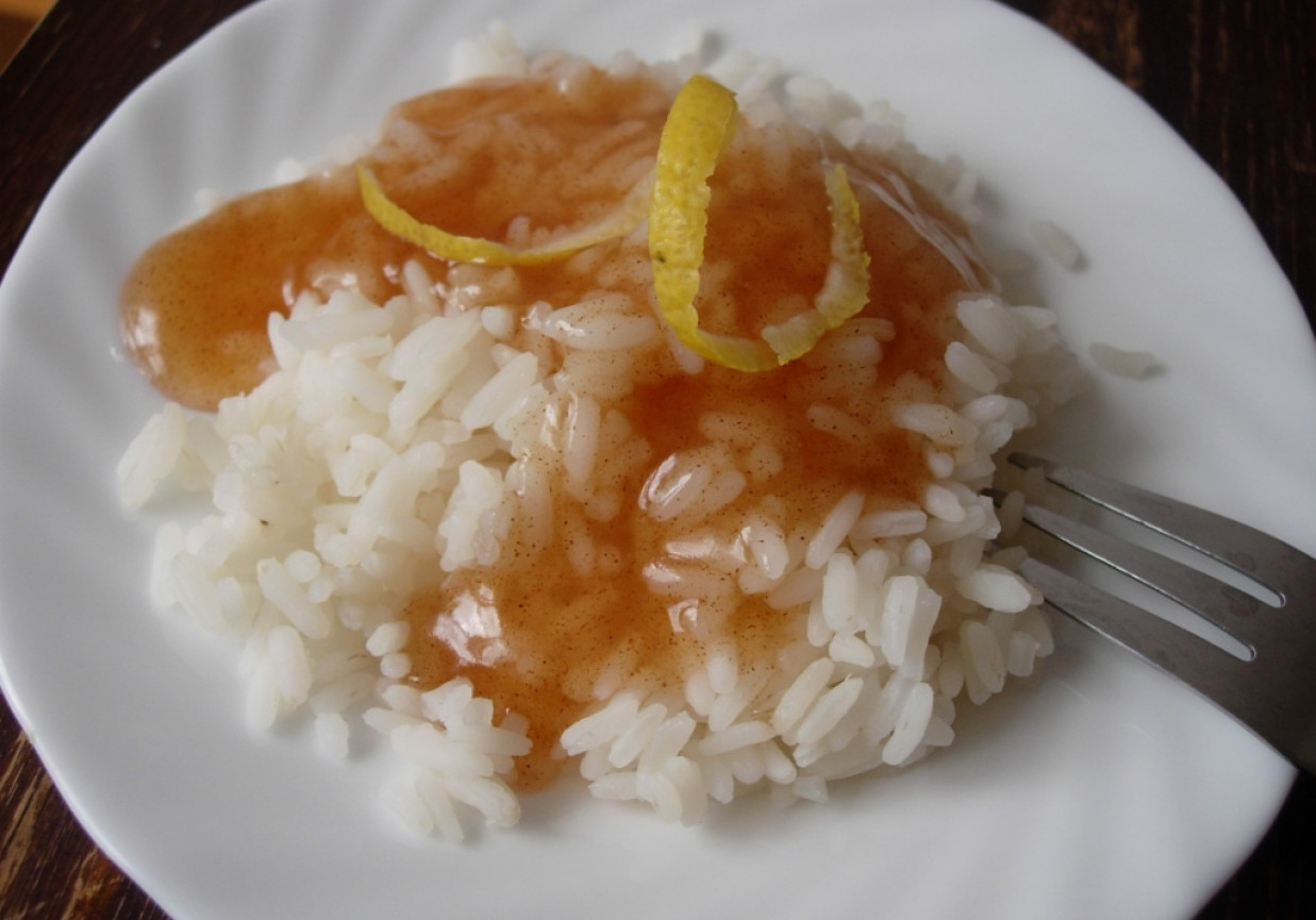 Ryż z sosem cynamonowym foto