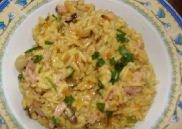 Fotografia przedstawiająca ryż z sosem grzybowym
