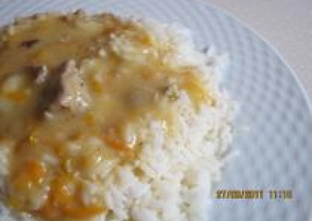 Fotografia przedstawiająca Ryż z sosem i kawałkami kurczaka.