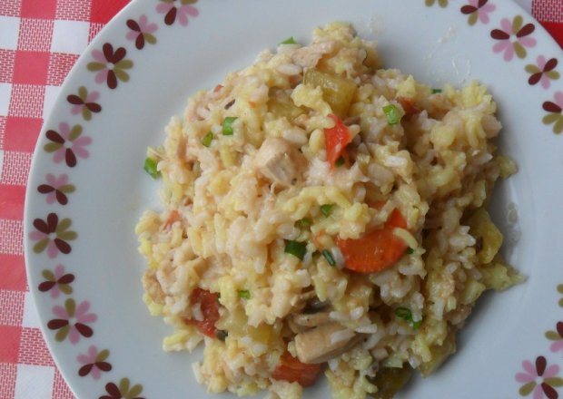 Fotografia przedstawiająca Ryż z sosem, mięsem i cukinią.