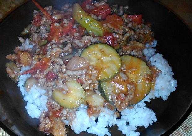 Fotografia przedstawiająca Ryż z sosem mięsno-warzywnym