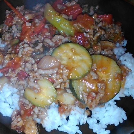 Krok 3 - Ryż z sosem mięsno-warzywnym foto
