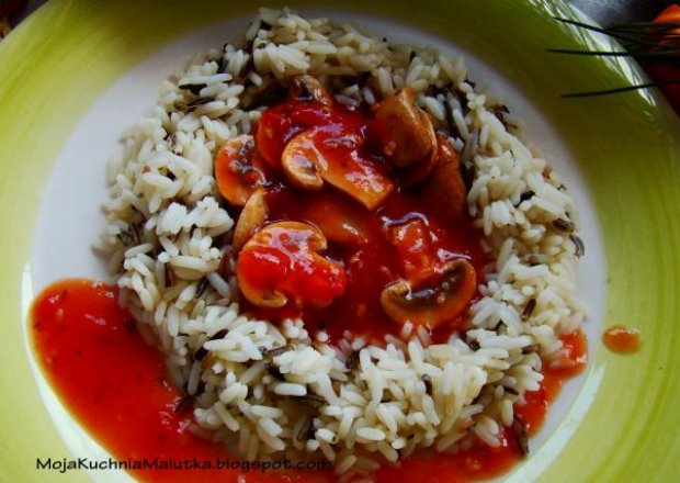 Fotografia przedstawiająca Ryż z sosem pomidorowym i pieczarkami
