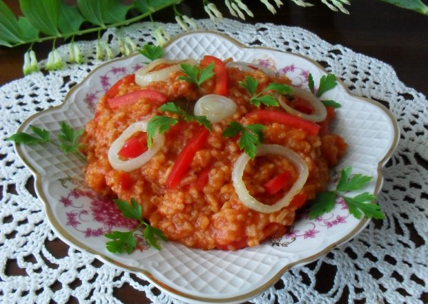 Fotografia przedstawiająca Ryż z sosem pomidorowym po indyjsku