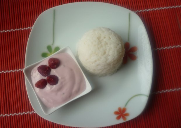 Fotografia przedstawiająca Ryż z sosem poziomkowym