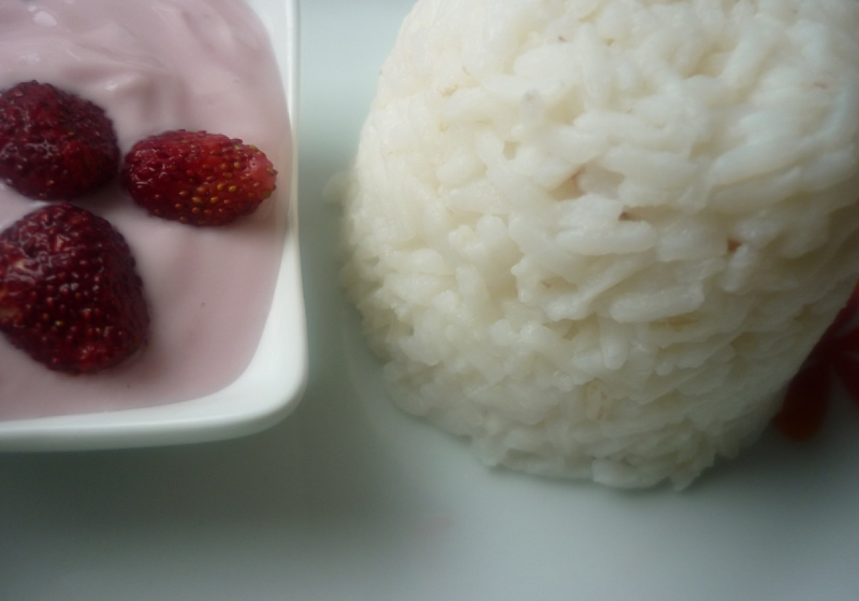 Ryż z sosem poziomkowym foto