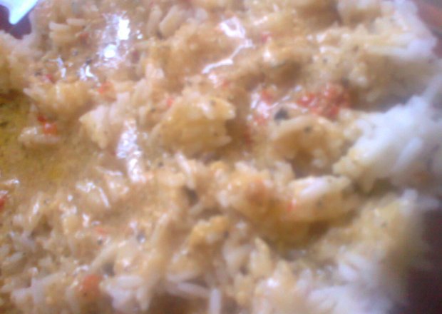 Fotografia przedstawiająca ryż z sosem prowansalskim
