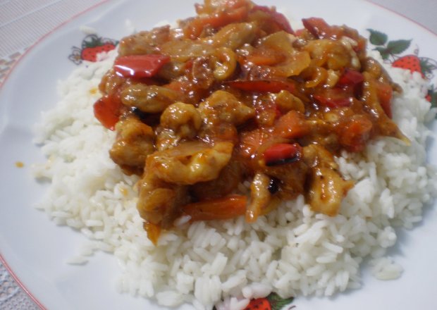 Fotografia przedstawiająca Ryż z sosem słodko kwaśnym, mięsem i warzywami
