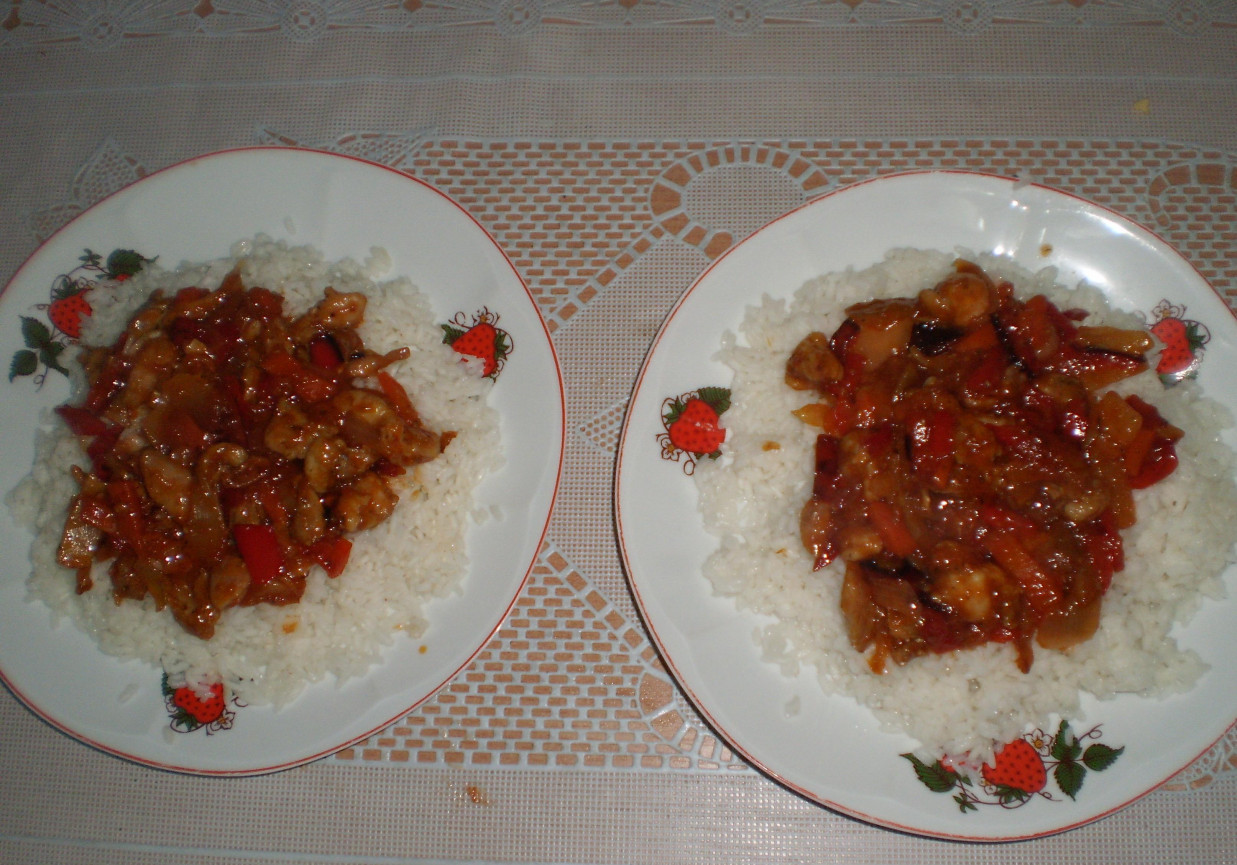 Ryż z sosem słodko kwaśnym, mięsem i warzywami foto
