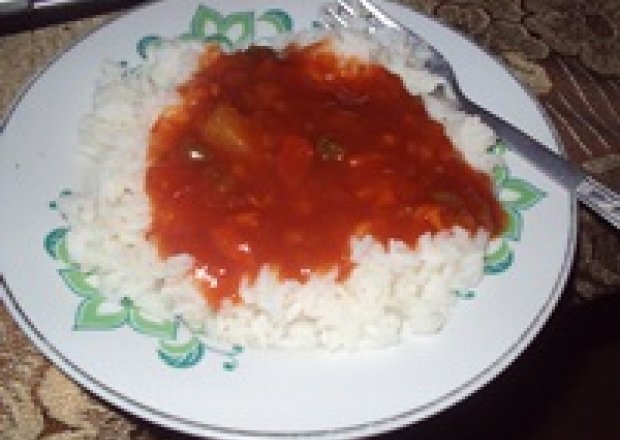 Fotografia przedstawiająca ryz z sosem słodko kwasnym