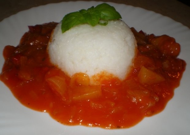 Fotografia przedstawiająca Ryż z sosem słodko-kwaśnym