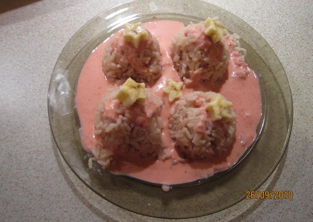 Fotografia przedstawiająca Ryż z sosem truskawkowo-bananowym