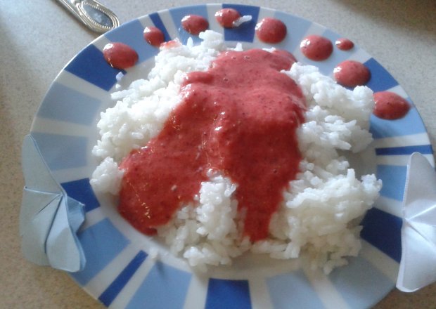 Fotografia przedstawiająca Ryż z sosem truskawkowym