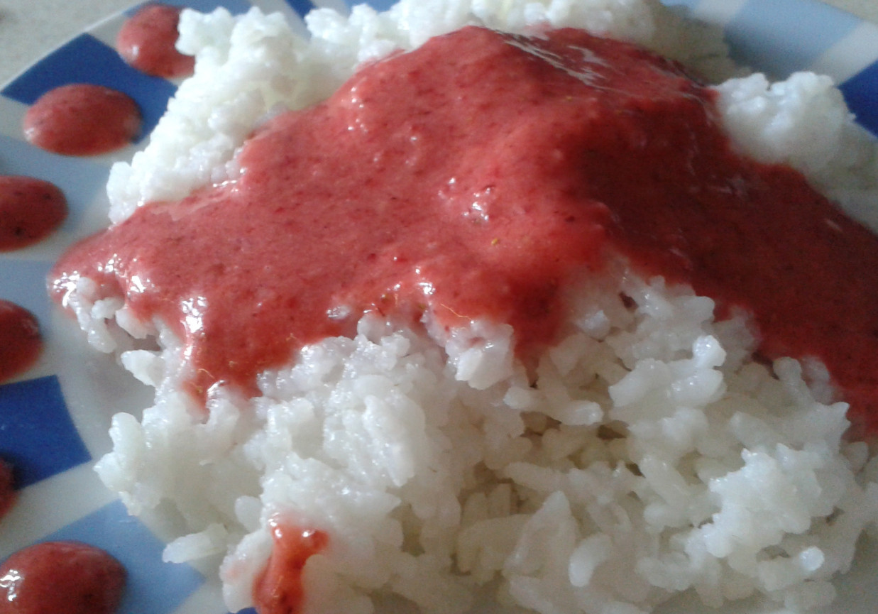 Ryż z sosem truskawkowym foto