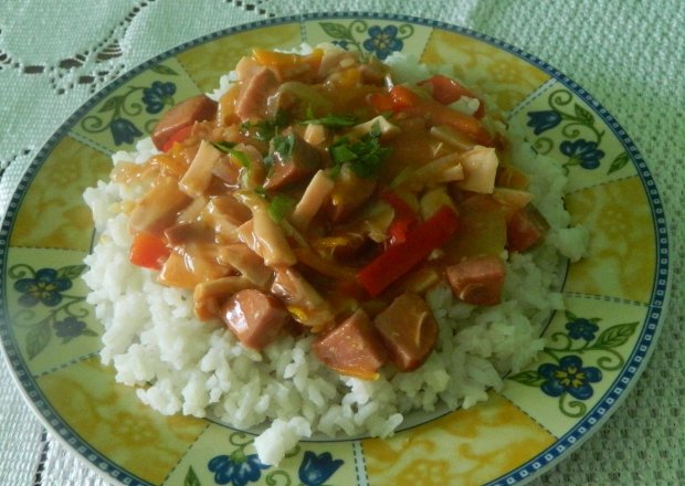 Fotografia przedstawiająca Ryż z sosem warzywno-mięsnym