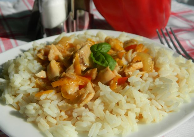 Fotografia przedstawiająca Ryż z sosem z kurczaka