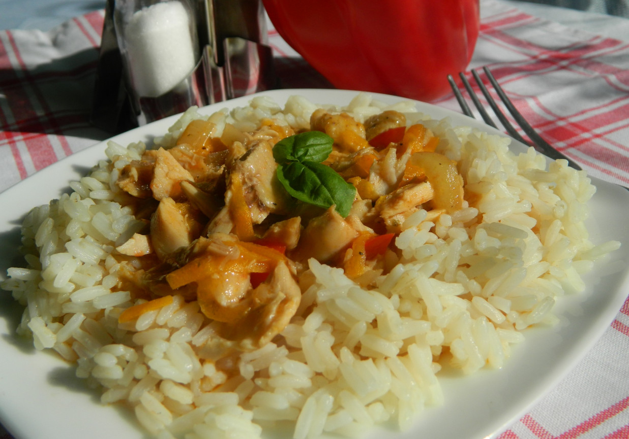 Ryż z sosem z kurczaka foto