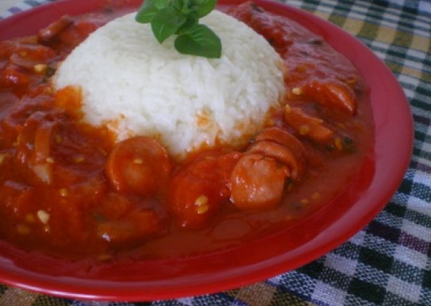 Fotografia przedstawiająca Ryż z sosem z parówkami
