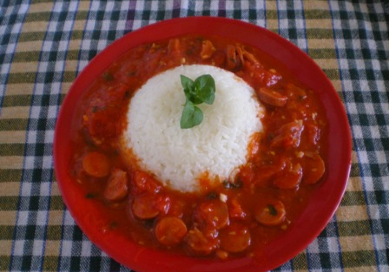 Ryż z sosem z parówkami foto