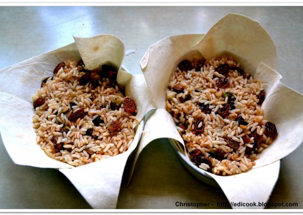 Fotografia przedstawiająca Ryż z sułtankami i cynamonem w cieście yufka.