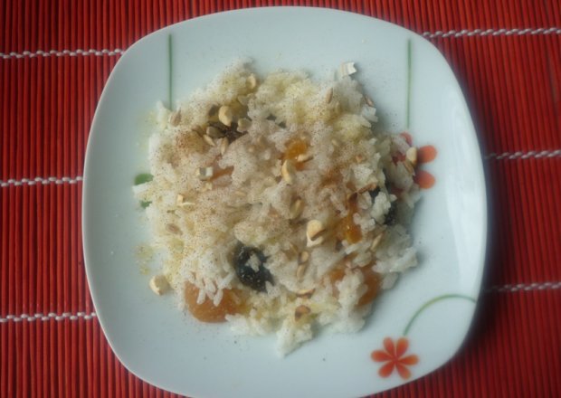 Fotografia przedstawiająca Ryż z suszonymi owocami i cynamonem