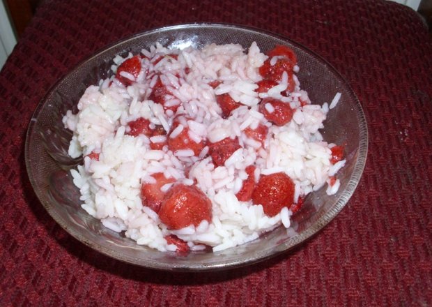 Fotografia przedstawiająca ryż z truskawkami i syropem