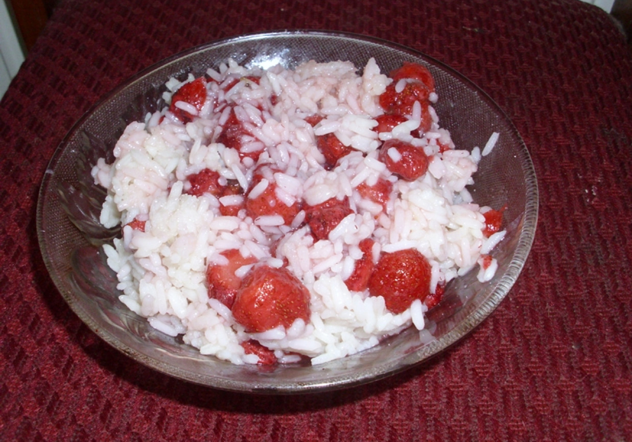 ryż z truskawkami i syropem foto