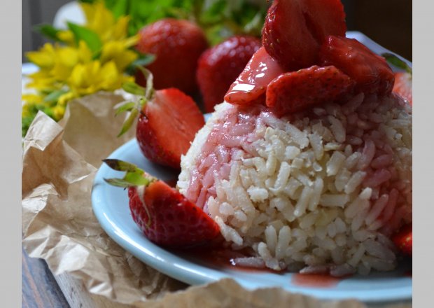 Fotografia przedstawiająca ryż  z truskawkami